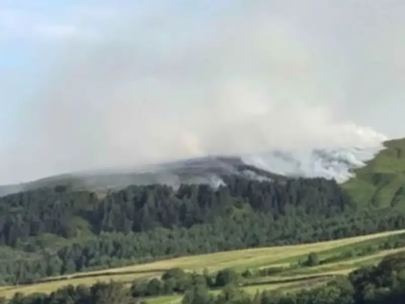 Wildfire on Tintwistle Moor Rages Near Glossop, Residents Urged to Stay Indoors