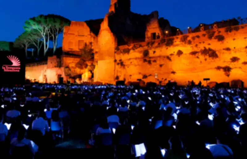World in Photos: Rome Reading, Versailles Tour, Moscow Drone Attack