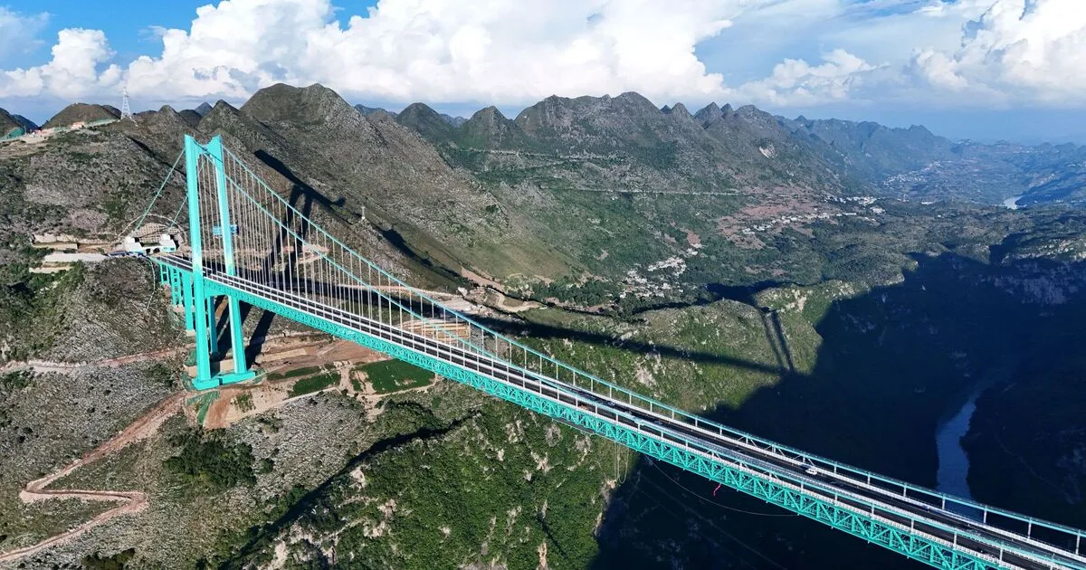 World's Highest Bridge in China Opens Glass Café at 800 Metres