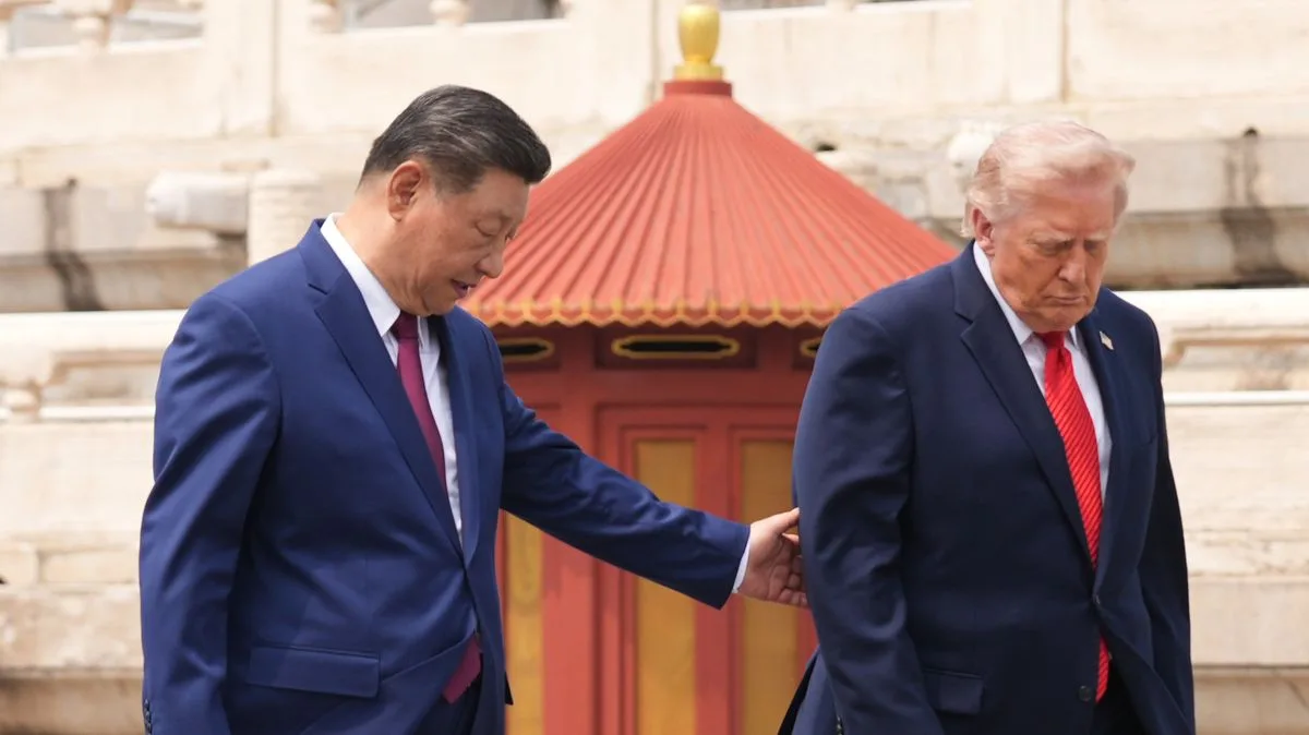 Xi Jinping pauses on palace steps with Trump after apparent breathing struggle