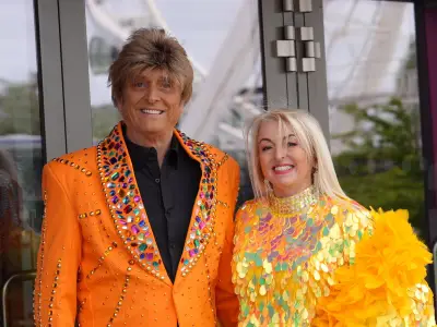 Barry Manilow Impersonator Steals Show Outside Liverpool Arena