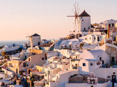 Brits Warned: Don't Go to Greece This Summer Without Knowing These Key Phrases