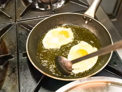 Crispy Fried Eggs: Simple Sesame Seed Addition Transforms Breakfast