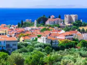 Brits Urged to Learn 4 Greek Phrases Before Summer Travel