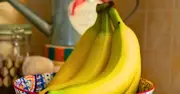 Keep Bananas Fresh in Summer with Cling Film Hack