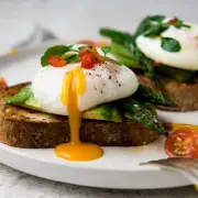Michelin chef's vinegar trick for perfect poached eggs every time