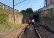 Passengers evacuated from broken-down London train during heatwave