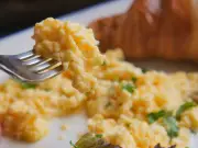 Scrambled Eggs Creamier with Cream Instead of Milk