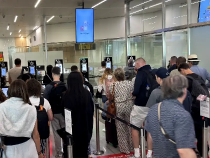 EU urged to suspend EES border system for summer holidays