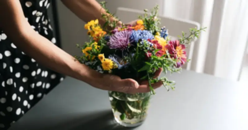 Flowers Last Longer with White Vinegar and Sugar Hack