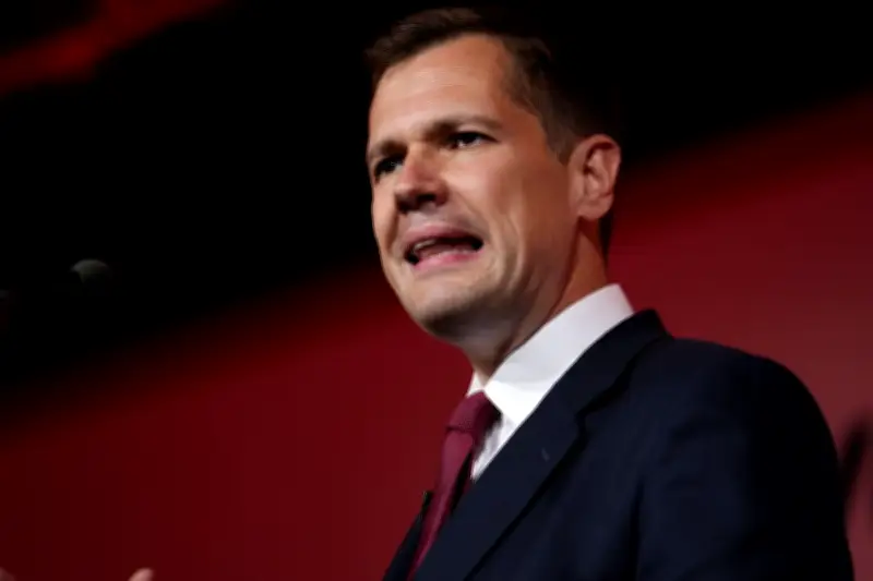 Jenrick Defends Farage Over Convicted Criminal's Financial Support