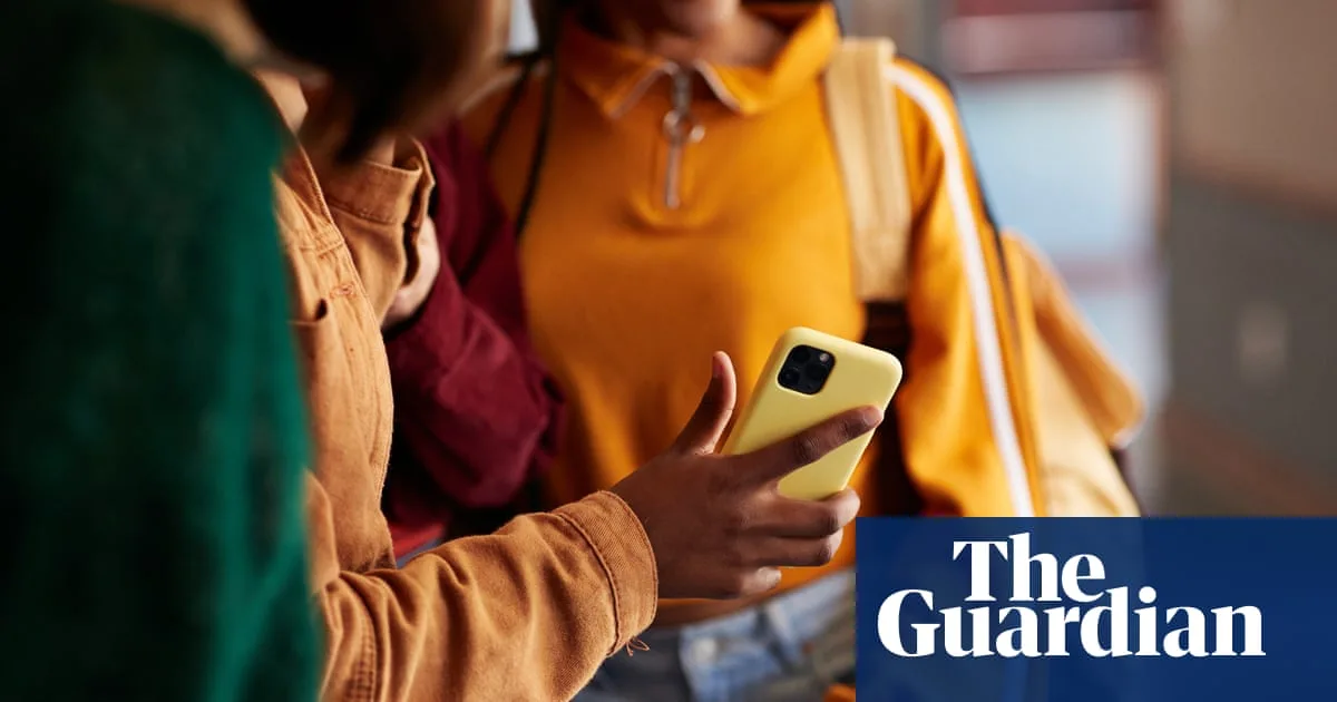 Starmer to Announce ‘Australia Plus’ Social Media Ban for Under-16s
