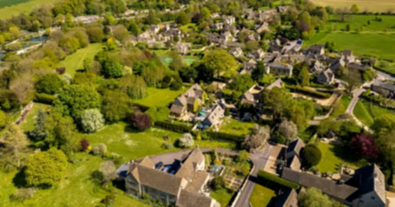 Laurence Llewelyn-Bowen praises Cirencester and Siddington over celeb hotspots