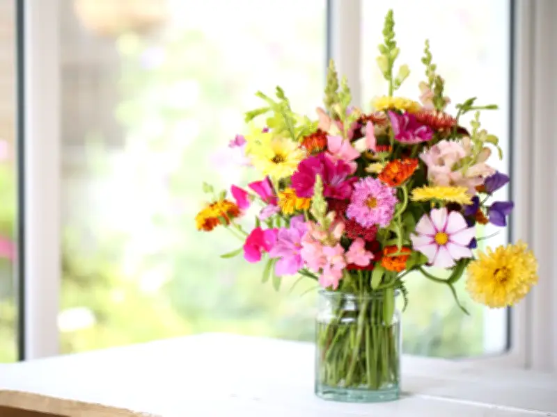 Make Flowers Last Longer with White Vinegar and Sugar Hack