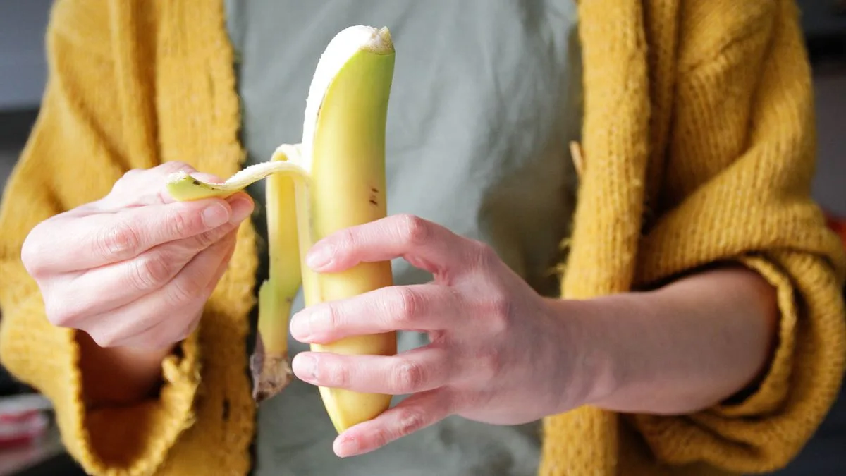Gardeners Urged to Keep Banana Peels and Soak Them in Water Immediately