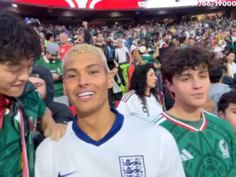 Streamer Sparks Outrage by Switching Mexico Shirt for England Jersey at Azteca