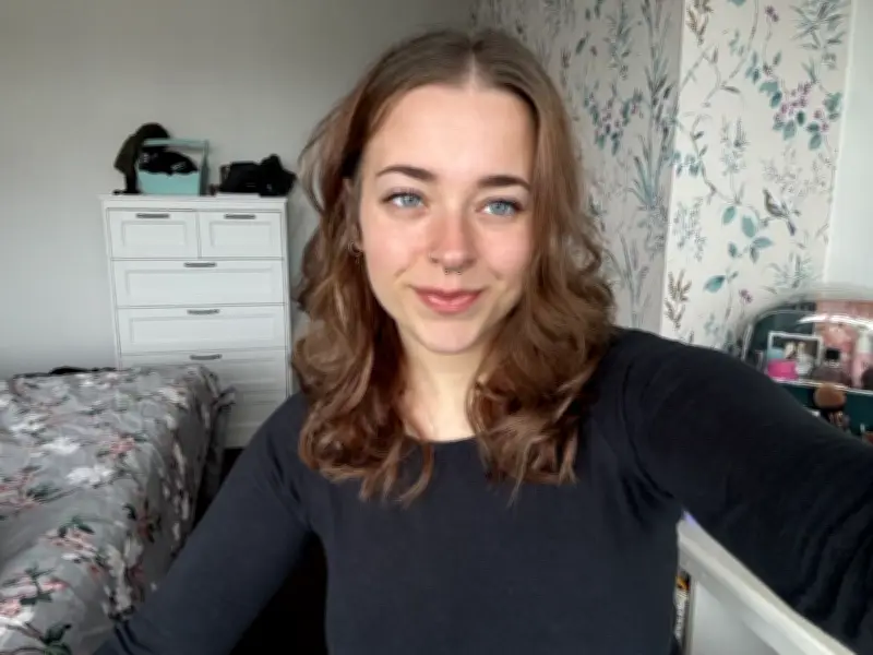 Student Earns £2,500 Monthly Reselling Vintage Clothes Part-Time
