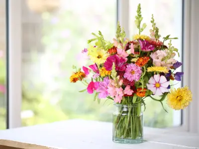 Make Flowers Last Longer with White Vinegar and Sugar Hack