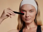 Woman Uses Red Light Wand for 'Waddle Under Chin', Gets Results